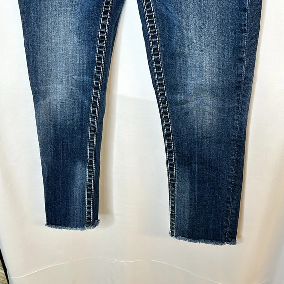 Vigoss Womens Chelsea Heritage Capri Jeans Embroidered Gems 1/2 - Picture 2 of 16